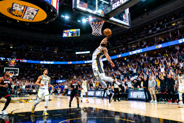NBA季后赛关键场次，球员高高跃起完成扣篮